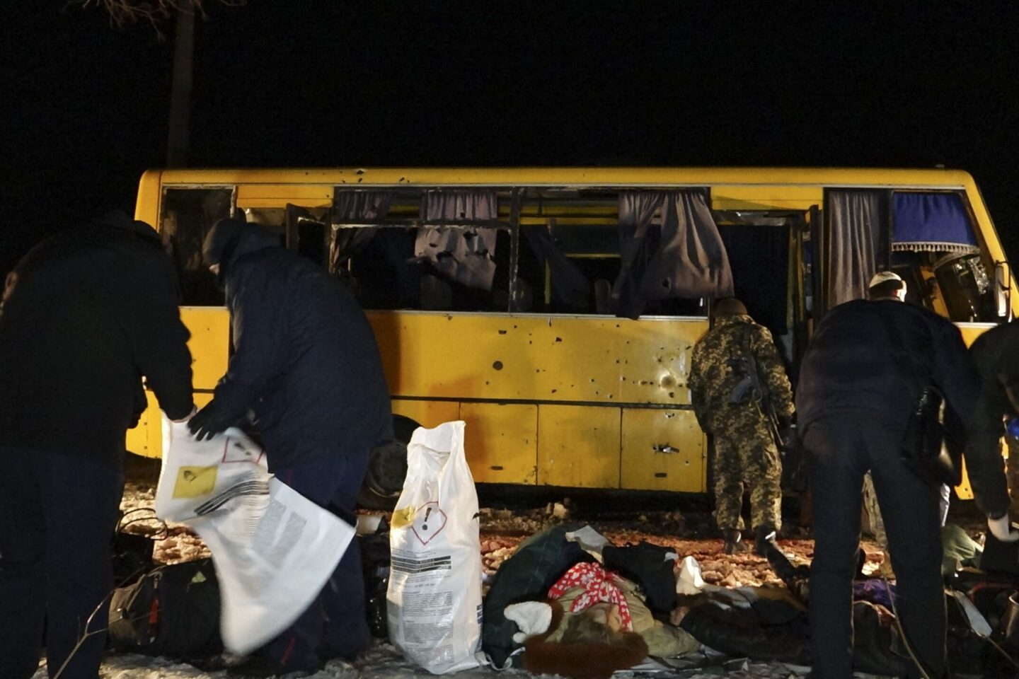Ουκρανία: Λεωφορείο επλήγη με ρουκέτες – 12 νεκροί – ΦΩΤΟ