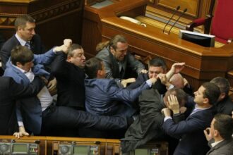 Το “ξύλο της αρκούδας” στην Ουκρανική Βουλή!