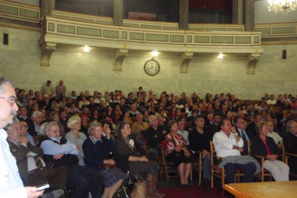 Ασφυκτικά γεμάτη η Παλιά Βουλή,στην εκδήλωση για τη Θράκη.