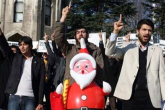 Toυρκία:Διαδήλωσαν εναντίον του Αϊ Βασίλη!