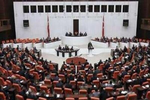 Μπουκοτάζ των Κούρδων βουλευτών στην τελετή ορκωμοσίας στην Τουρκική Βουλή