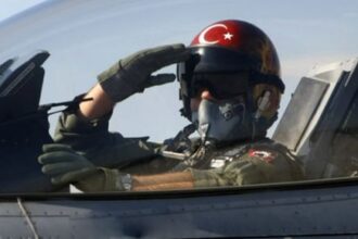 Παρασημoφόρησαν τους τούρκους πιλότους