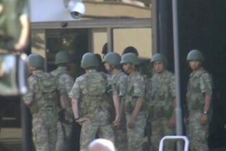 Τσαβούσογλου: Η Ελλάδα θα εκδώσει στην Τουρκία τους 8 πραξικοπηματίες