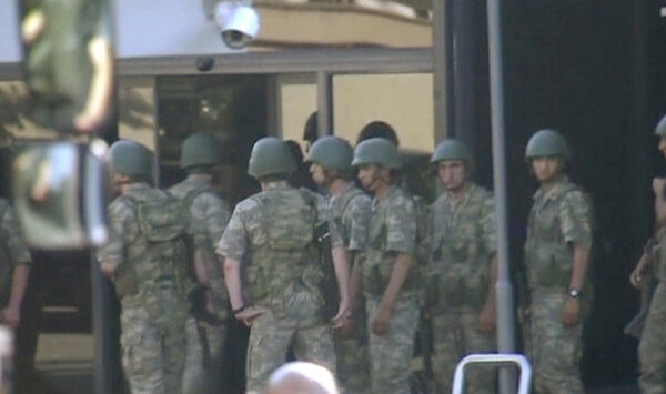 Τσαβούσογλου: Η Ελλάδα θα εκδώσει στην Τουρκία τους 8 πραξικοπηματίες