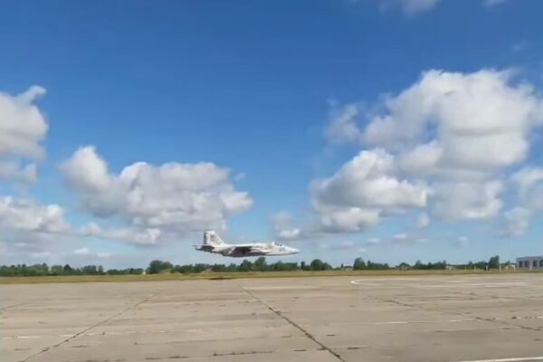 Απίστευτα χαμηλή πτήση μαχητικού Su-25! ΒΙΝΤΕΟ