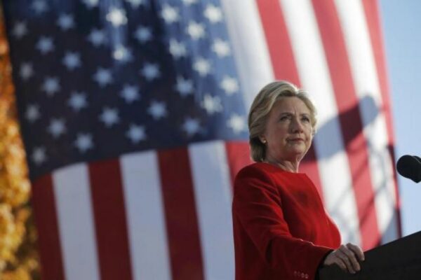 Η Χίλαρι κατηγορεί τον διευθυντή του FBI για την ήττα στις εκλογές