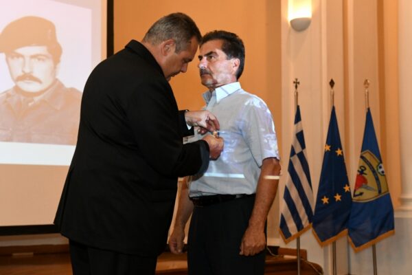 Μετάλλια σε βετεράνους του Στρατού που συμμετείχαν στον Β’ ΠΠ απένειμε ο Π. Καμμένος