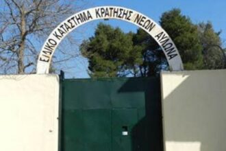 Φυλακισμένοι νέοι στις πρώην στρατιωτικές φυλακές Αυλώνα μπήκαν σε Πολυτεχνείο και ΤΕΙ