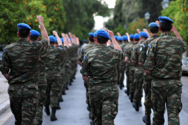 “Ξυπόλητα τάγματα” – Αδυναμία να δοθούν σε νεοσύλλεκτους τα απαραίτητα