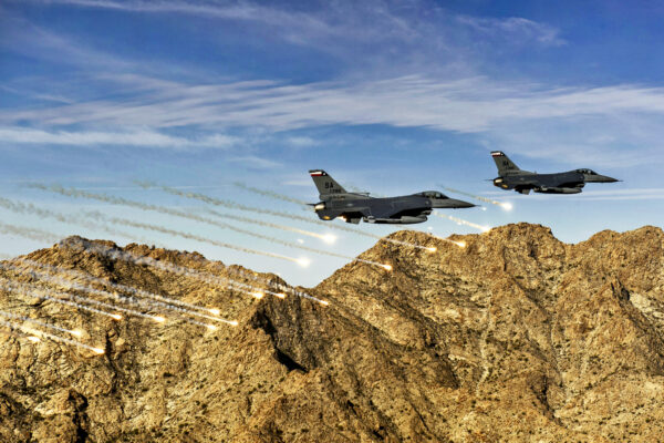 F 16 “κατεβάζουν” αεροπλάνο με ύποπτο τρομοκράτη! ΒΙΝΤΕΟ