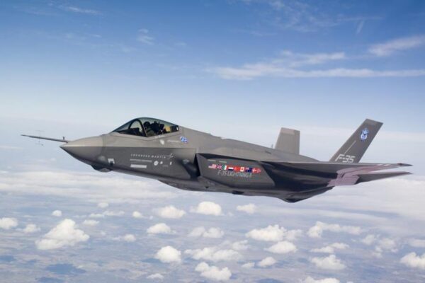 “Καθηλώθηκαν” τα F-35 που φαίνεται ότι “χάνουν” την πρώτη τους αεροπορική έκθεση στο Λονδίνο