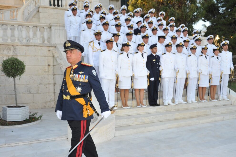 Μπαράζ μηνυμάτων Κωσταράκου πριν πετάξει για Κίνα