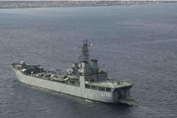 Κελευστής πήδηξε στη θάλασσα από αρματαγωγό του Στόλου!