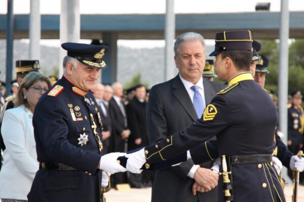 Κρίσεις στις Ένοπλες Δυνάμεις : Το θέατρο του παραλόγου