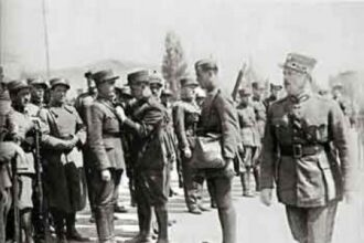 Το κίνημα του 1935 και το “ξήλωμα” γαλονιών δημοσίως! Μια ακόμη ιστορία διαχασμού