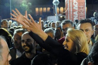 “Ηχηρό μήνυμα κατά της λιτότητας σοκ για τη ΧΑ” ,γράφει ο Guardian