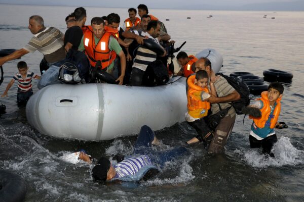 Πρόξενος της Τουρκίας πουλάει φουσκωτές βάρκες σε πρόσφυγες! Την έδιωξαν από τη Γαλλία!