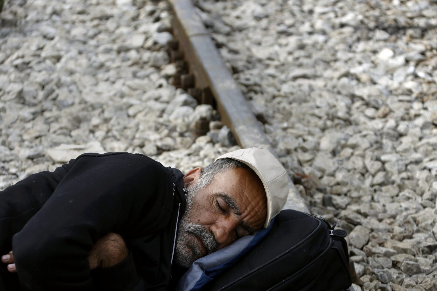 ΣΚΟΠΙΑ: Άρχισαν να στήνουν φράχτη για τους μετανάστες