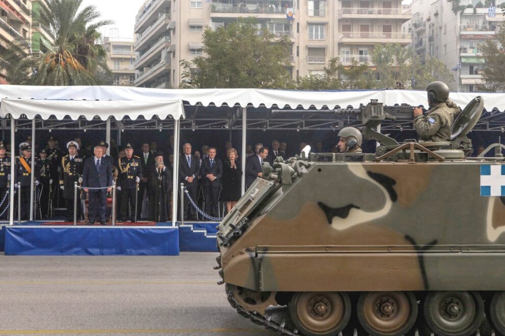 Παρέλαση:”Ποιοι είναι όλοι αυτοί οι επίσημοι”; Ένας υποναύαρχος ρωτά