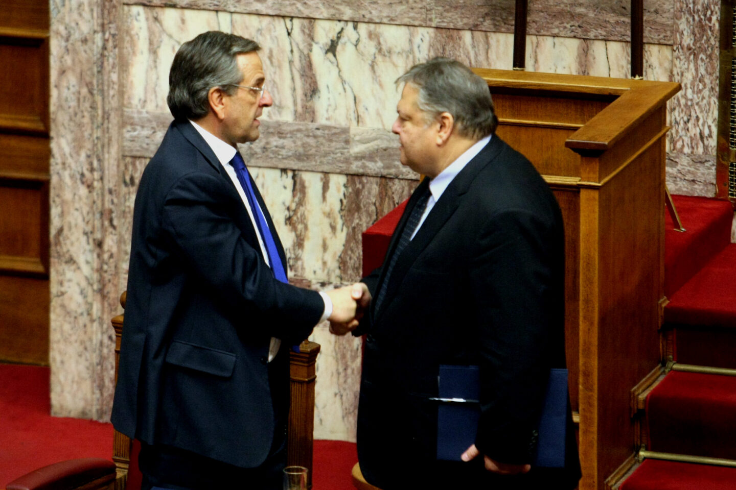 Πως “βάφτισαν” “αυξήσεις” τις επιστροφές “αντίδωρο” στους στρατιωτικούς