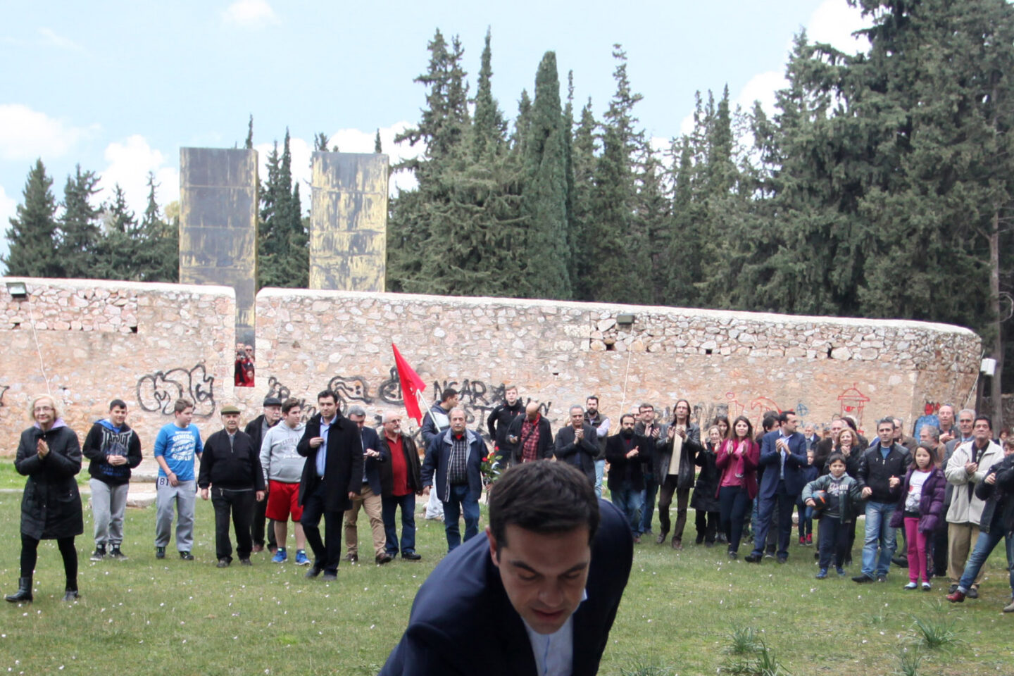 Γιατί πήγε στο Σκοπευτήριο Καισαριανής ο Τσίπρας και ποιοι είναι χρήσιμο να πάνε