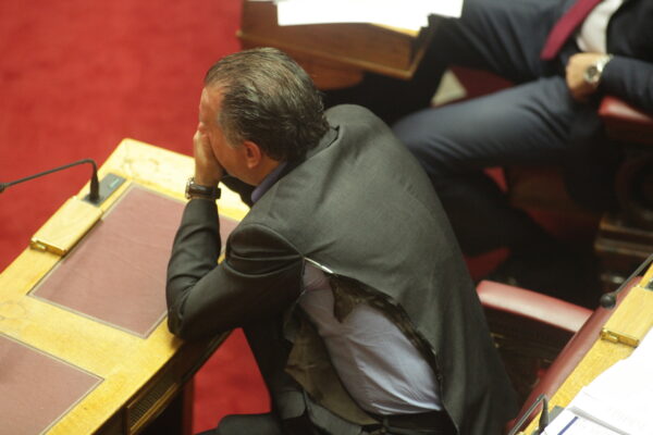 “Στέλεχος της Χρυσής Αυγής επιτέθηκε στον Κουμουτσάκο” ,λέει ο Τόσκας