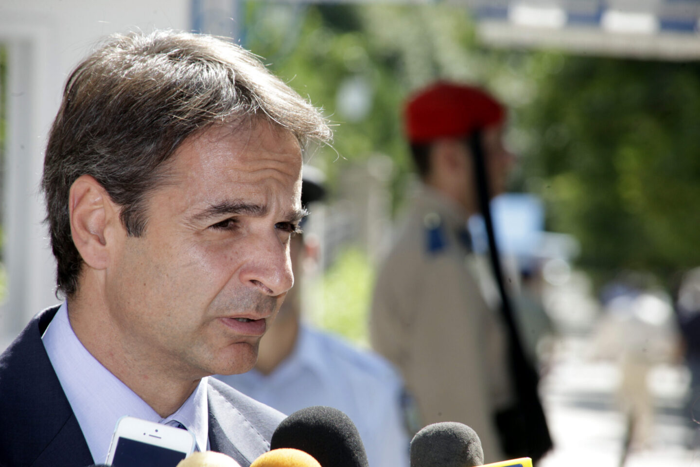 Ο Κυριάκος Μητσοτάκης ζητά να του πουν για τα “προνόμια και τις παροχές” των στρατιωτικών!