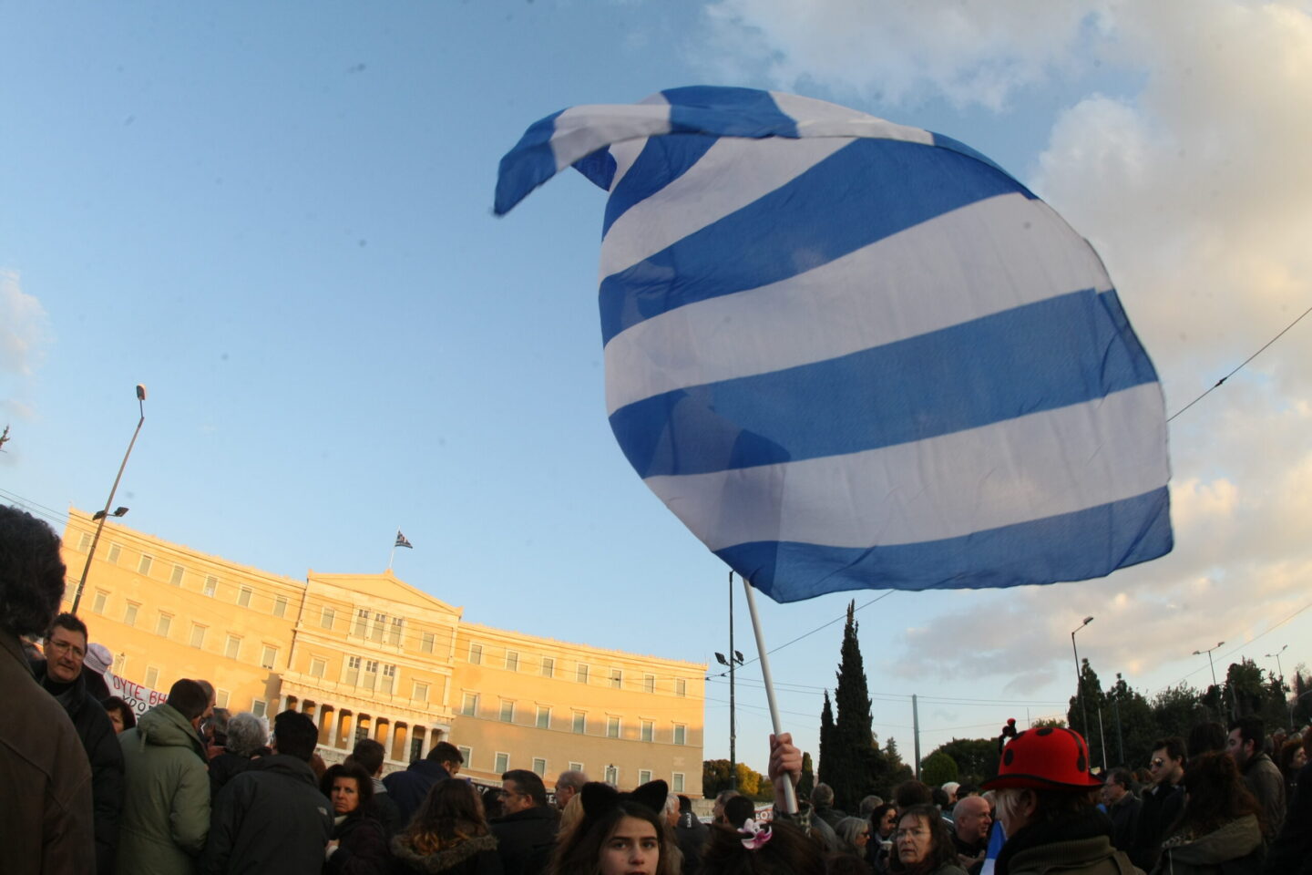 “‘Ελληνες πουλήστε ακριβά το τομάρι σας”! Ρώσος οικονομολόγος γράφει για το νέο πείραμα της ΕΕ