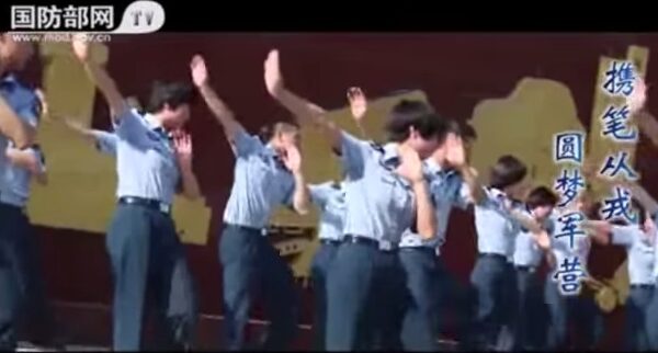 Όταν ο κινεζικός στρατός έχει κέφια! 2 απίστευτα βίντεο