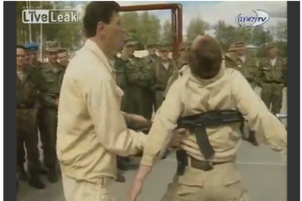 Spetsnaz: Πως κάνουν ανθρώπινη ασπίδα έναν αιχμάλωτο ! Βίντεο