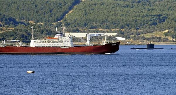 Ρωσικά πλοία πλέουν στα Δαρδανέλια συνοδεία τουρκικών υποβρυχίων!