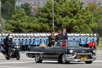 Με “λουκ” Κένεντι ο Ερντογάν σε ανοιχτό αυτοκίνητο – Φωτογραφίες