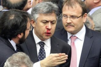 Άγριο ξύλο πάλι στην τουρκική Βουλή – Σπασμένες μύτες και χέρια! ΒΙΝΤΕΟ