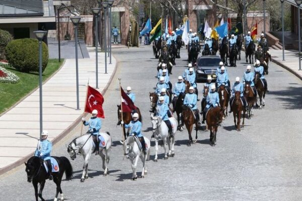 Έφιππη φρουρά για τους Τούρκους που φαίνεται ότι …πρόλαβαν το ΓΕΕΘΑ