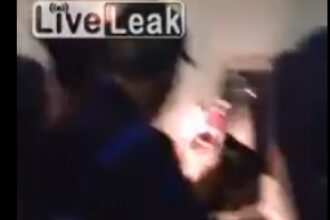 “Φρίκαρε” σε πτήση! “Έσπασε” επιβάτης κι άρχισε να ουρλιάζει – ΒΙΝΤΕΟ