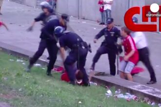 Αστυνομικοί χτυπούν άγρια  παππού πατέρα και παιδιά ! ΒΙΝΤΕΟ