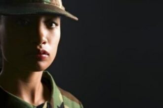Μέγα “φάουλ” ΓΕΣ με μετάθεση γυναίκας λοχία που γύρισε από άδεια μητρότητας