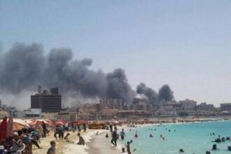 Αίγυπτος: απίστευτη φωτογραφία – η πόλη καίγεται αλλά η παραλία είναι “τίγκα”