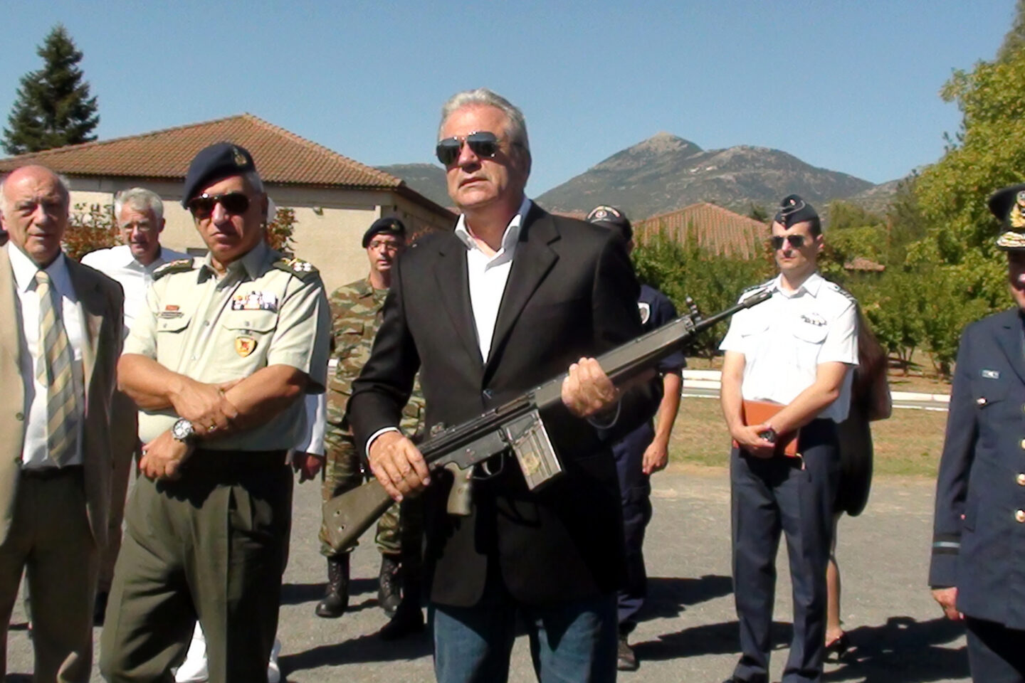 Ψάχνουμε για νέο υπουργό Εθνικής Άμυνας; Το Μαξίμου “δίνει” Αβραμόπουλο για επίτροπο!