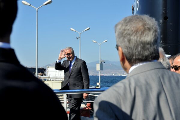 Όχι αντίο αλλά au revoir λέει ο Αβραμόπουλος που αναχωρεί για Βρυξέλλες κοιτώντας Αθήνα!