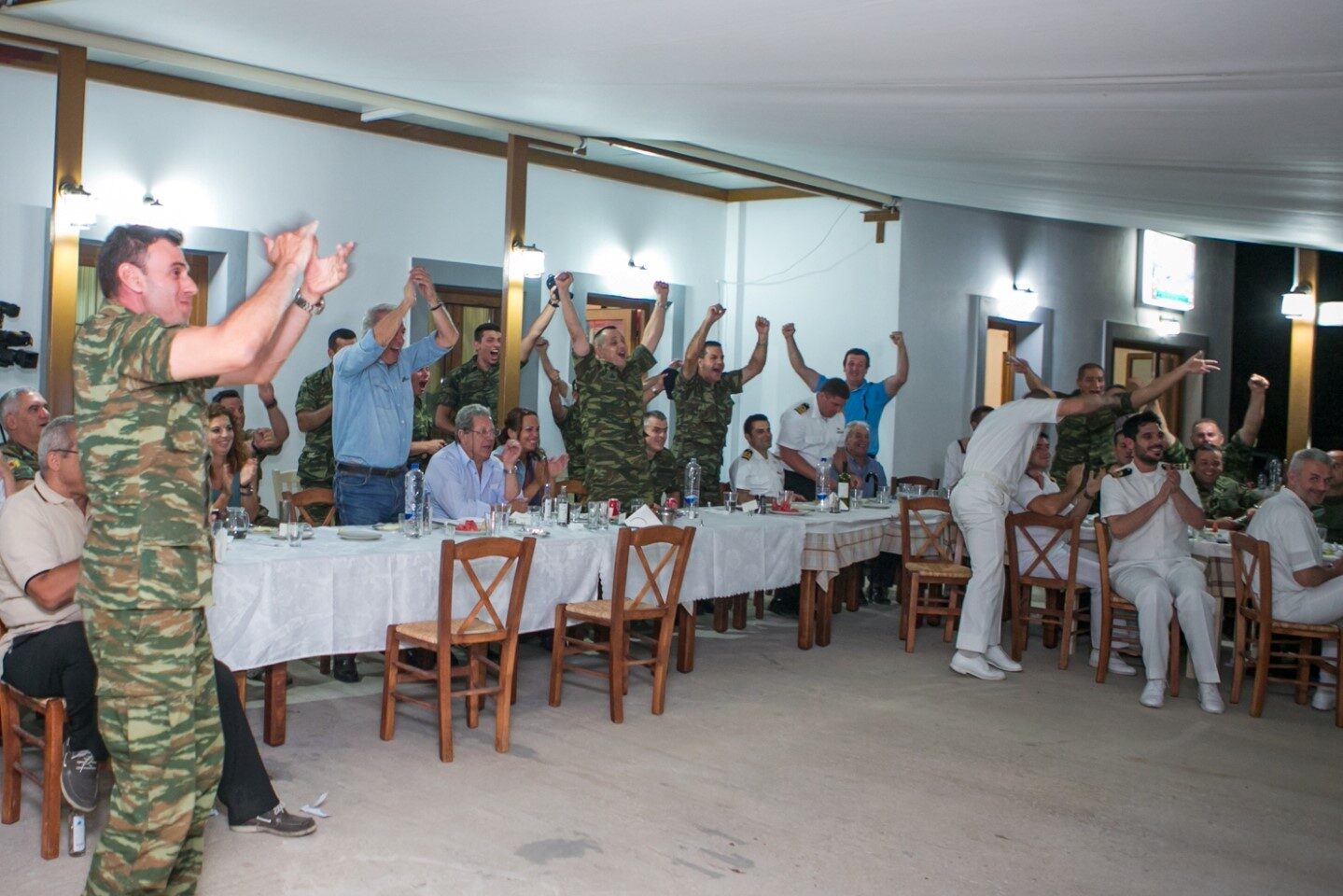 Πήρε φωτιά το Αγαθονήσι από τα γκολ της Εθνικής! Πως πανηγύρισαν ΥΕΘΑ και στρατιώτες