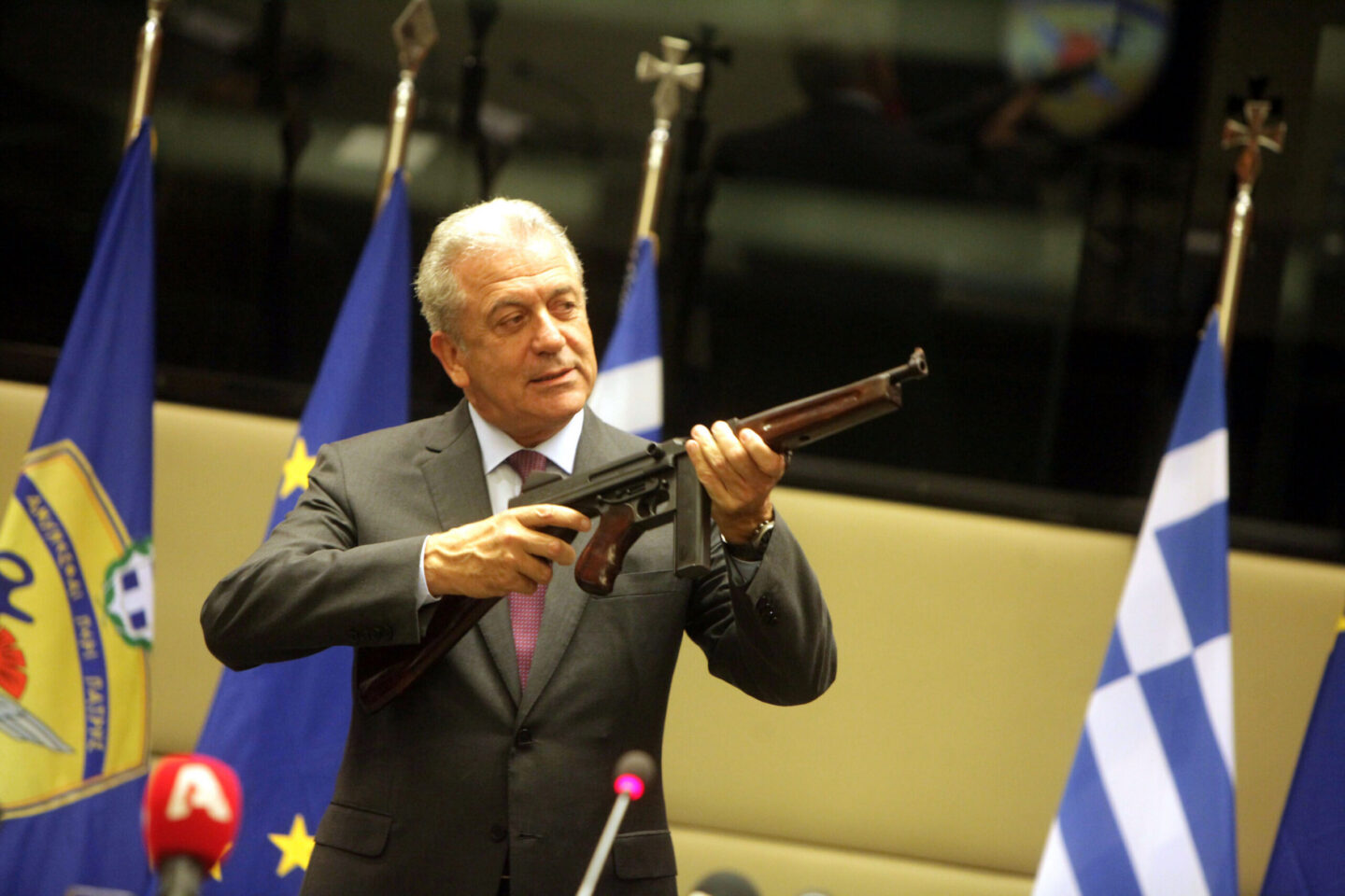 Το -πραγματικά- τελευταίο αντίο Αβραμόπουλου στο ΥΠΕΘΑ που δεν έχετε δει – ΒΙΝΤΕΟ