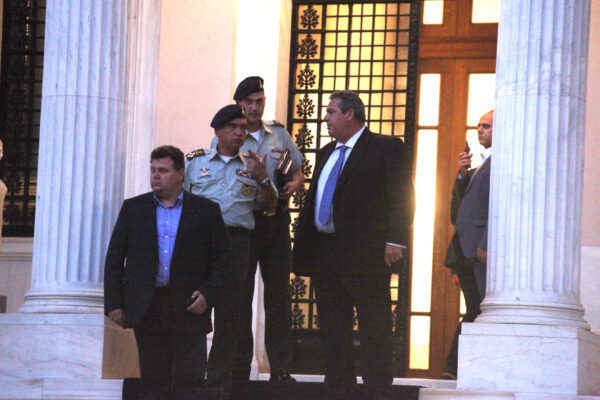 Γιστί καθυστερούν οι κρίσεις Αρχηγών και ποιος μπορεί να “κερδίσει” από την αναποφασιστικότητα Καμμένου;