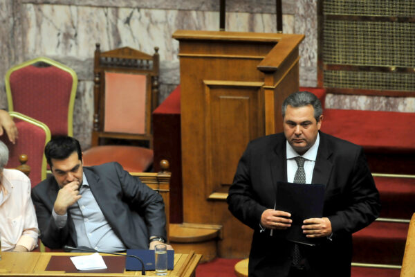 Η κόντρα Τσίπρα-Καμμένου για τις περικοπές στην άμυνα και ο “κυανόκρανος” που παρενέβη