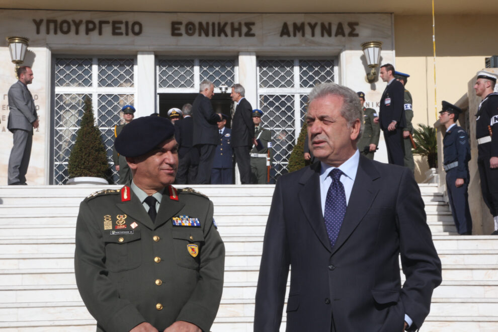 “Μιχάλη ακόμη εδώ είσαι” – Οι υπουργοί αλλάζουνε αλλά ο Α/ΓΕΕΘΑ μένει