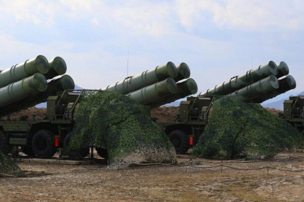 S-400: Ο Πούτιν “θωρακίζει” το Λένινγκραντ με τα προηγμένα πυραυλικά συστήματα αεράμυνας