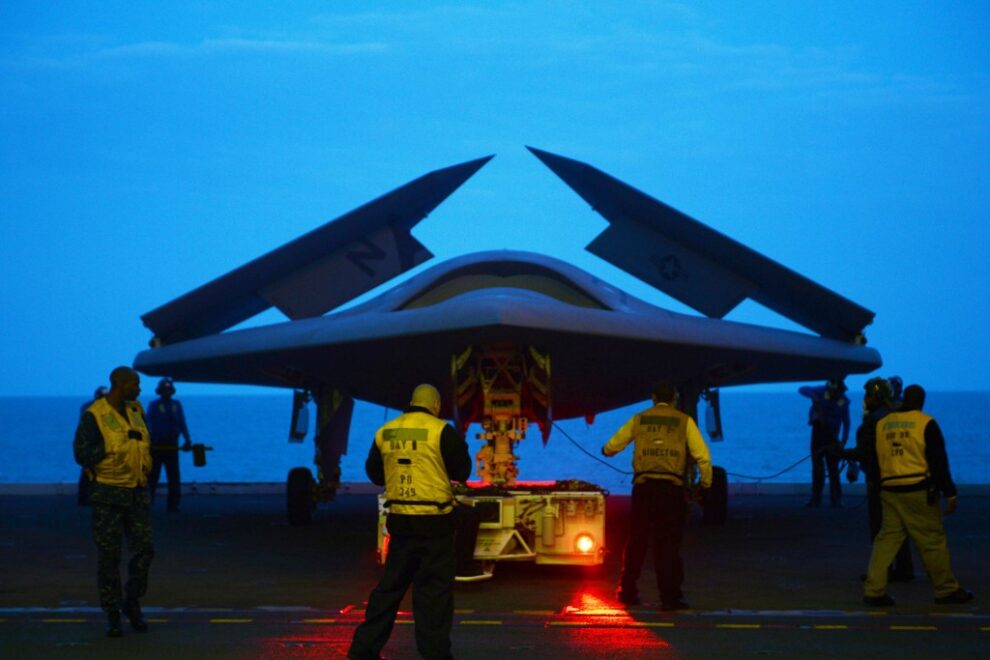 Απίστευτες νυχτερινές φωτογραφίες του X-47B