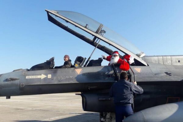 Με μαχητικό F-16 της ΠΑ ο Άγιος Βασίλης «προσγειώθηκε» στην 110 Π.Μ. – ΦΩΤΟ