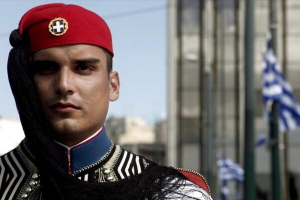 Μολότοφ κοντά στους εύζωνες στον Άγνωστο Στρατιώτη