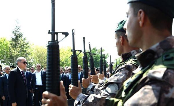 Τουρκία: Απέταξαν άλλους 820 στρατιωτικούς σήμερα!